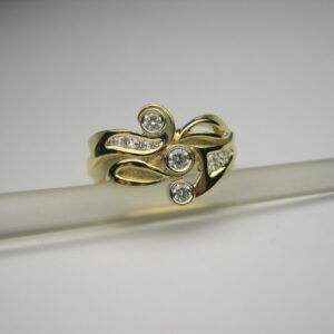 Anell d’or groc amb diamants talla brillant