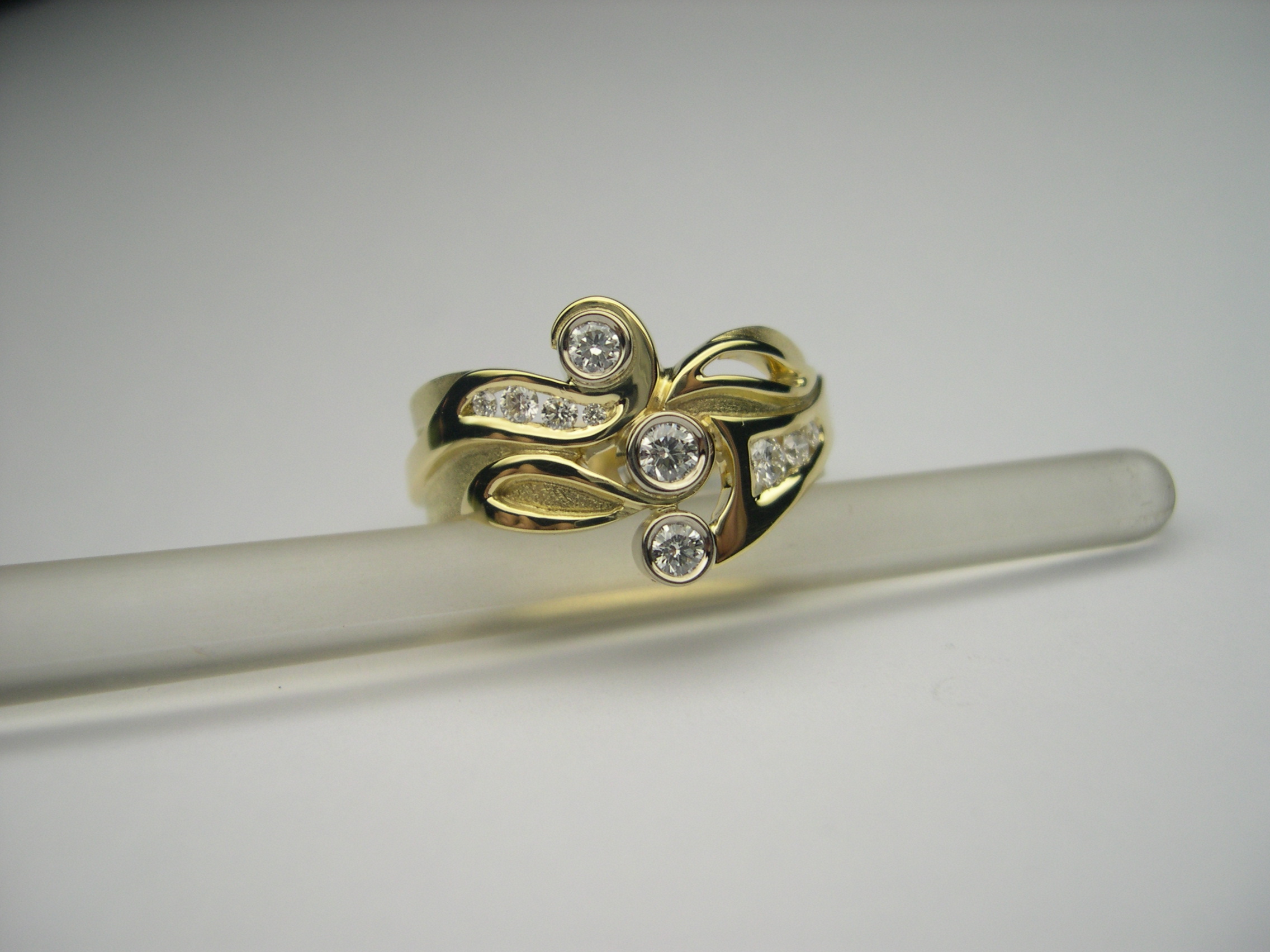 Anell d’or groc amb diamants talla brillant