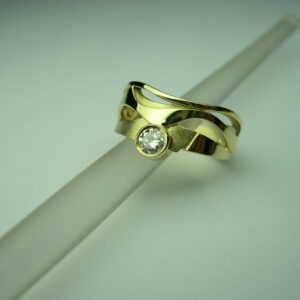 Anell d’or groc i diamant talla brillant