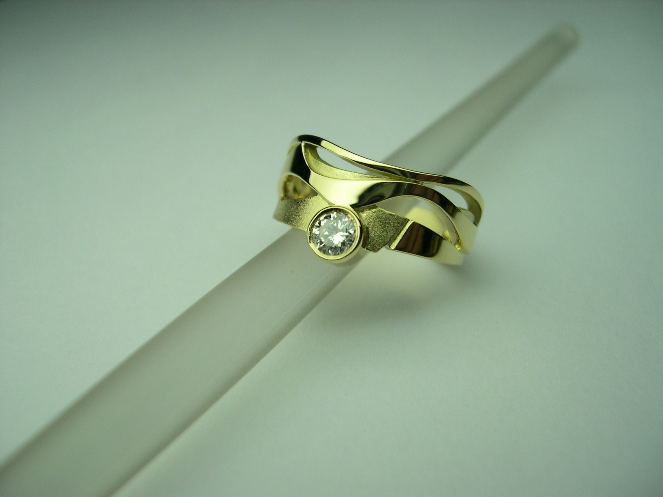 Anell d’or groc i diamant talla brillant